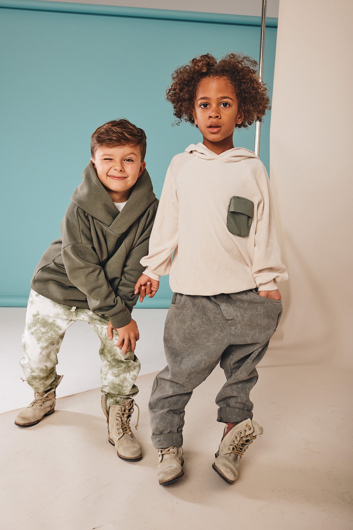 bluza dziecięca- POCKET VELVET HOODIE beige/olive